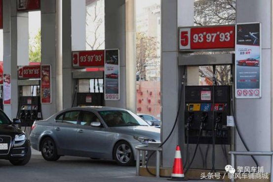 加油站加油不熄火会发生什么？有人试了试，结果上演了悲剧！