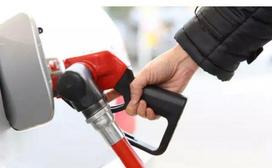 汽油价格又双叒叕涨了	每箱油多花7块钱