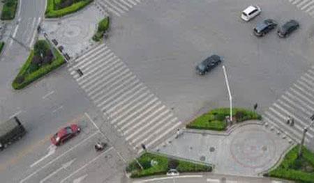 开车通过路口时有什么注意点？