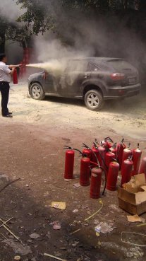 乐极生悲！放鞭炮庆祝新车到家，结果把车引燃了！