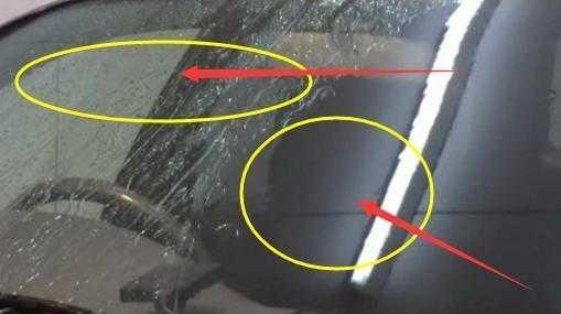 挡风玻璃上的年检标很难清理？汽修师傅教你只花一块钱就能轻松搞定