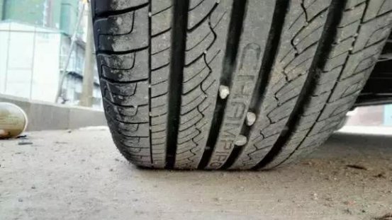 没事抠轮胎上的石头是多此一举？我不这么认为！