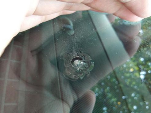 修复后的汽车挡风玻璃为什么有修复痕迹？