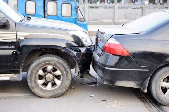 过红绿灯时，前面有车祸，后车可以实线变道吗？