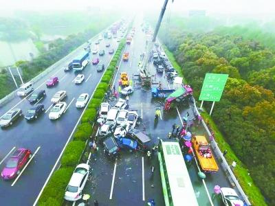 高速爆胎危害有多大，这次伤亡100多人的重大事故告诉你！