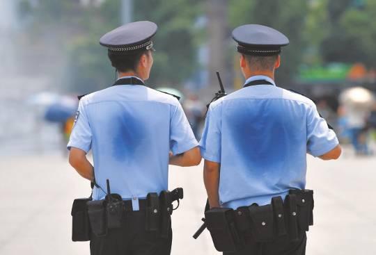 夏季高温预警，汽车内饰烤的老化严重，其实一条毛巾就可缓解！