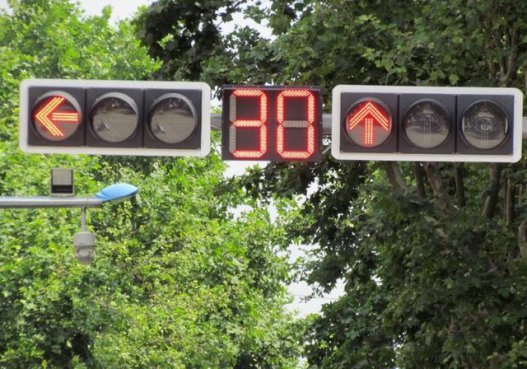 同样是闯红灯，为何第一辆车不扣分，前车扣3分，我扣6分