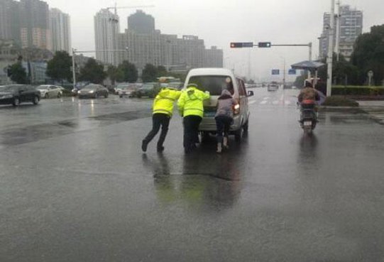 红绿灯路口前车坏了，后车能否实线变道？