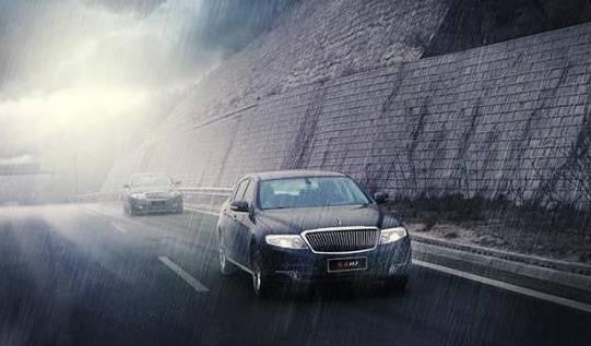 下雨天你会开车吗？学会这些技巧能在关键时刻保命！