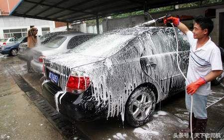 洗车猫腻多	你知道洗车店怎么洗车吗？
