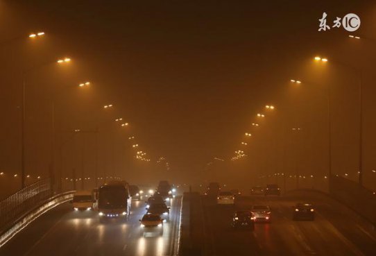 车窗起雾，究竟是开热风还是冷风？大多数人都搞错了！