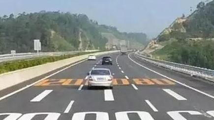 如果是你开车，会走中间车道吗？