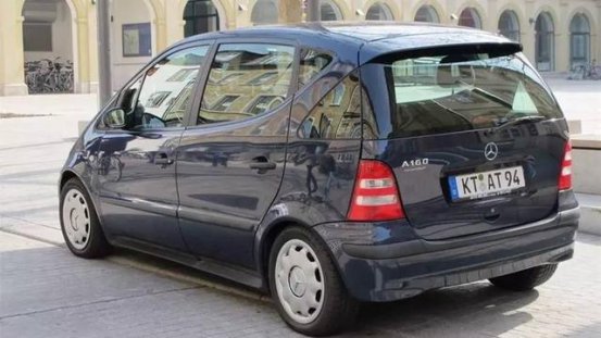 <b>为什么目前好多车都只有一个倒车灯？</b>