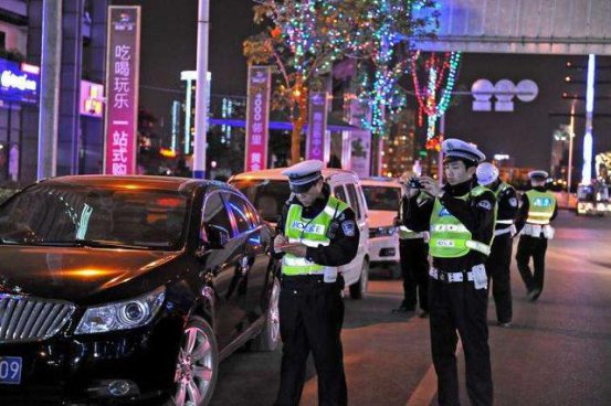 7月1日起，上高速开错灯都会一次扣6分，交警说必须这样做