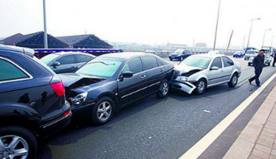 驾车在路上也被追尾，马上应该做的事，以防无责变有责