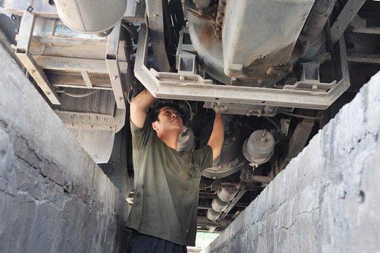 做为一名修车工必须要谨记，不然小心把命搭进去！