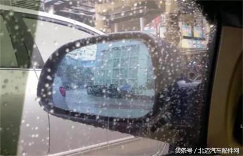 雨天后视镜看不清？10秒解决！