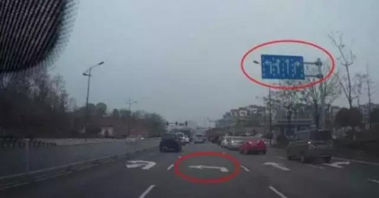 很多车主做错，当地面标线和悬挂标牌不一致时应该看哪个？