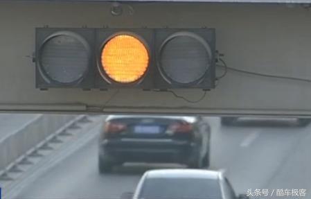 抢黄灯也会也被扣6分？老司机做错后肠子都悔青了