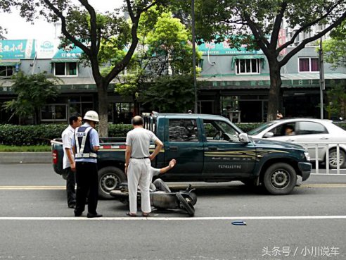 十字路口，违章电动车撞到汽车，交警的判罚让人很不理解