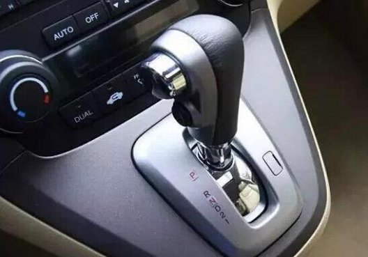 自动挡汽车给你的假象，重视过这些驾驶禁忌吗？