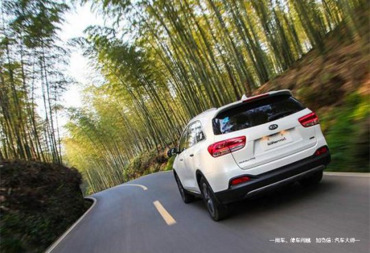 转弯时到底要不要踩离合？很多老司机都搞不清！