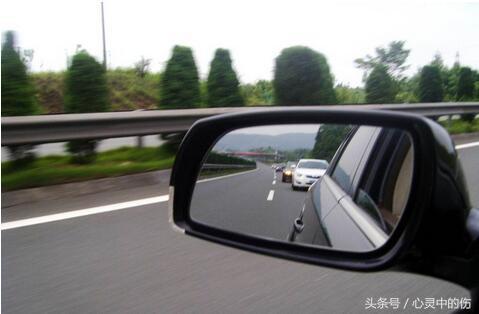 如何利用后视镜判断车距？其实方法很简单