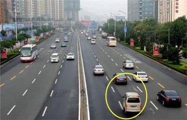 老司机开车为何都是“让速不让道”，原来大有学问！