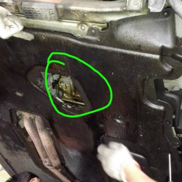 车主误以为烧机油每月添1升，后车跑不动了结果放出12升机油