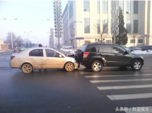 两车同时并线发生的事故怎么判罚？老司机可能都不一定知道