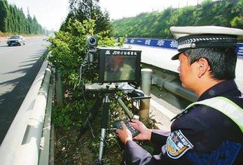 <b>高速路上的“区间测速”，原来是这样测速的，不想也被抓拍的看过来</b>