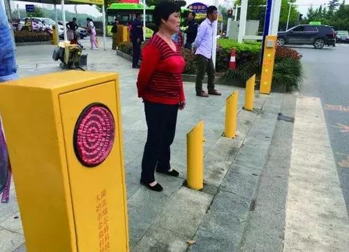 闯红灯遭“水喷”？喷出来的是规矩与自觉