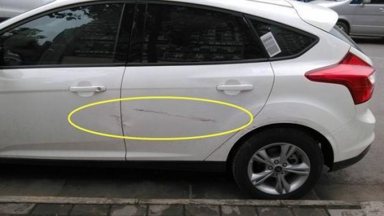 汽车有刮痕，去4S店要1000元，老司机只要10块钱去除刮痕
