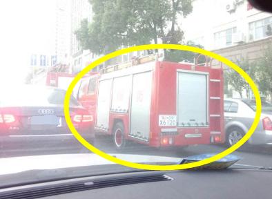 遇到这种车，前方是红灯也得闯！不然扣你3分，罚款两百！